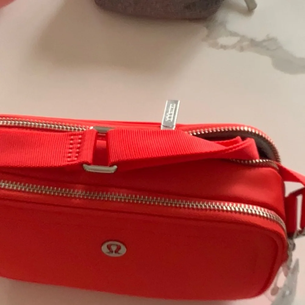 lululemon athletica Crossbody Camera Bag 2L - Picture 3 of 4